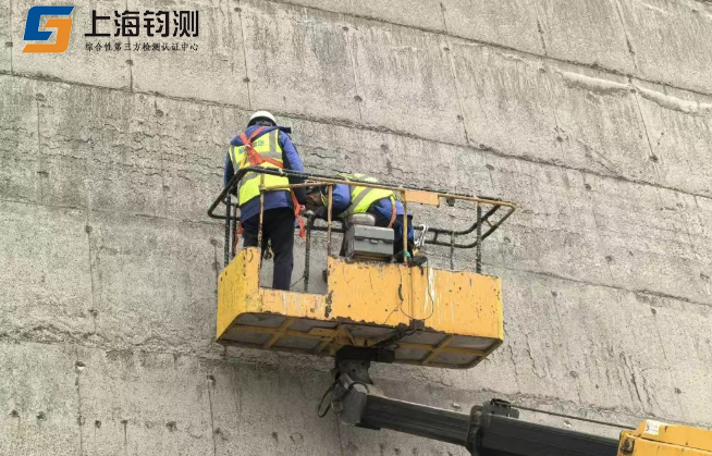 工程师对烟囱进行检测